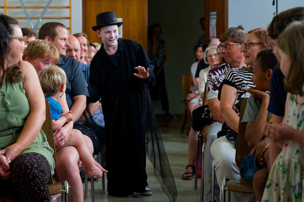 Der Erzähler eröffnet die Geisterstunde - Foto: Simone Faas