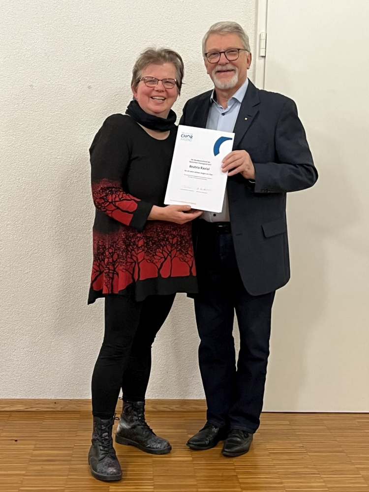 Ehrung von Bea Raviol für 10 Jahre Kinderchor-Leitung durch den Präsidenten des Karlsruher Chorverbandes Horst Winter Ehrung von Bea Raviol für 10 Jahre Kinderchor-Leitung durch den Präsidenten des Karlsruher Chorverbandes Horst Winter | Gesangverein Harmonie Palmbach e.V: