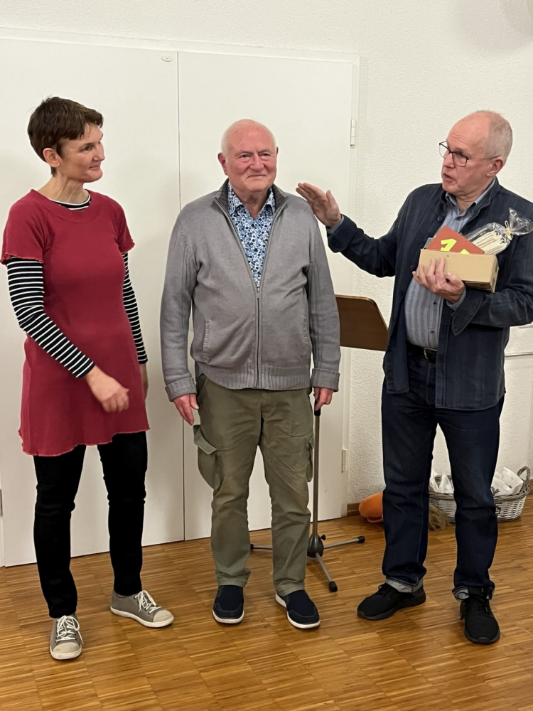 Ehrung von Matthias Widmaier für 15 Jahre Dirigententätigkeit bei der Harmonie durch den Verein | Gesangverein Harmonie Palmbach e.V: Ehrung von Matthias Widmaier für 15 Jahre Dirigententätigkeit bei der Harmonie durch den Verein | Gesangverein Harmonie Palmbach e.V: